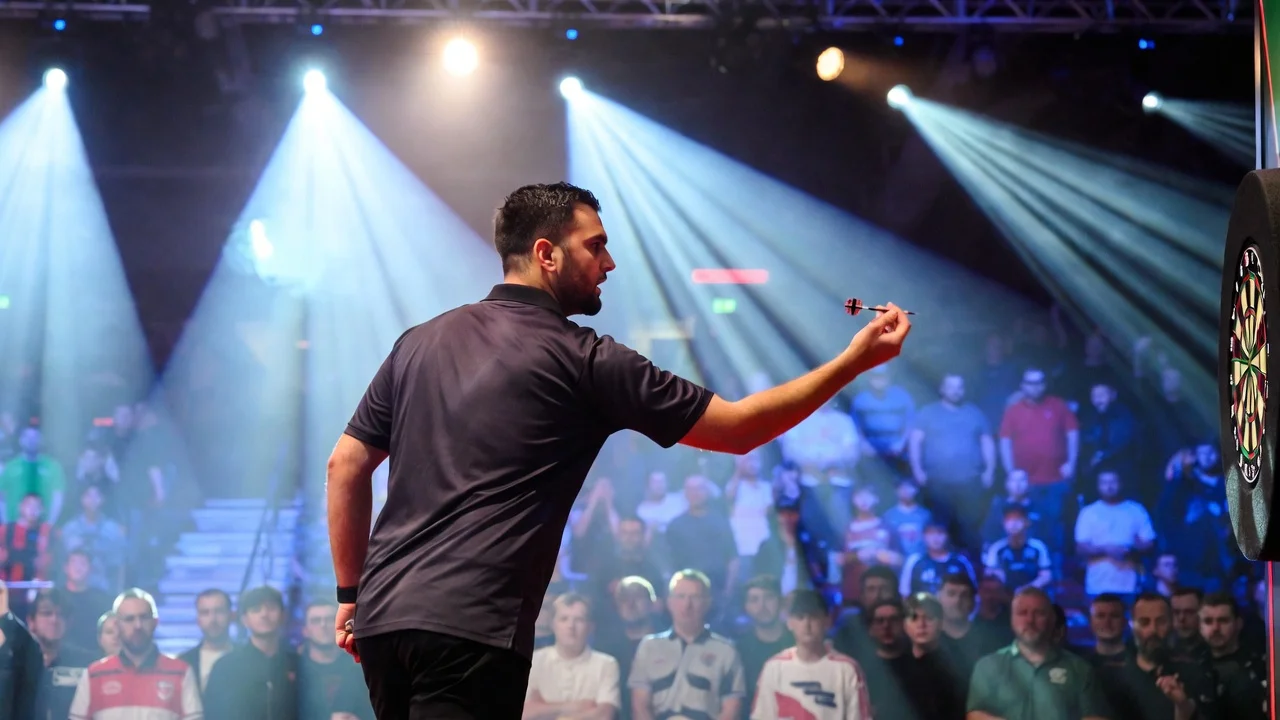 Professionele darter gooit pijl op het podium voor een vol publiek